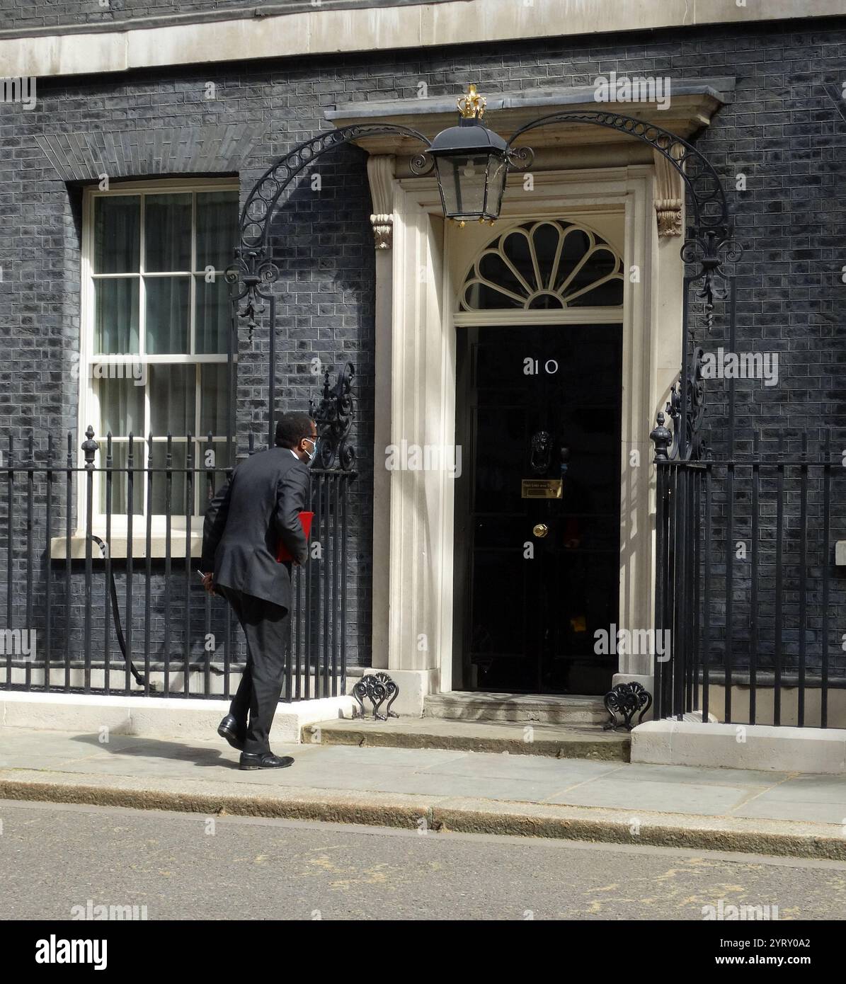 Kwasi Kwarteng a Downing Street per informare il primo ministro Boris Johnson. Maggio 2021. Kwasi Kwarteng (nato nel 1975), politico del Partito Conservatore britannico, segretario di Stato per l'economia, l'energia e la strategia industriale dal 2021. Foto Stock