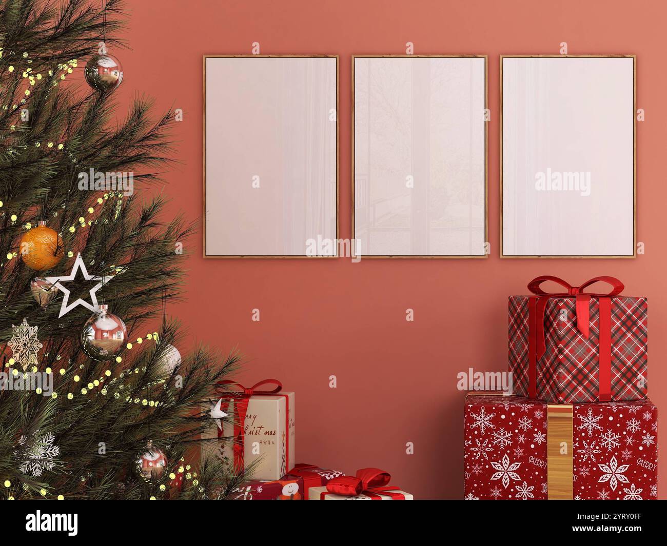 Tre cornici sulla parete arancione con albero di natale e scatole regalo. 3 poster vuoti mock-up in scena di arredamento natalizio, galleria d'arte. Foto Stock