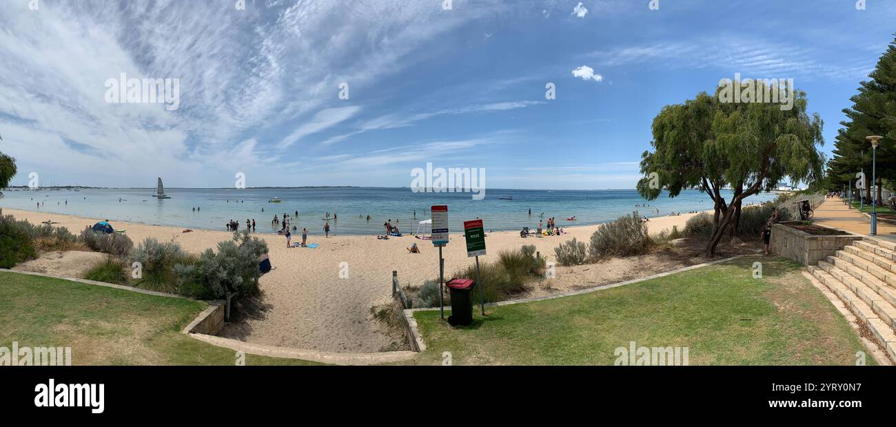 Sandstrand und Badegäste am Rockingham Beach , Australien, Rockingham, 30.12.2023, Rockingham Beach mit feinem Sand, klarem Wasser und entspannter Atmosphäre, während Badegäste und Familien die sonnige Küste genießen. *** Spiaggia di sabbia e nuotatori a Rockingham Beach , Australia, Rockingham, 30 12 2023, Rockingham Beach con sabbia fine, acqua limpida e un'atmosfera rilassata, mentre nuotatori e famiglie si godono la costa soleggiata Foto Stock