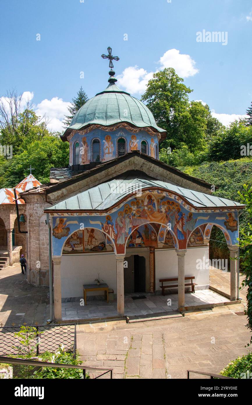 Monastero di Sokolski con vivaci affreschi e splendide viste sulle montagne balcaniche, Gabrovo, Bulgaria Foto Stock