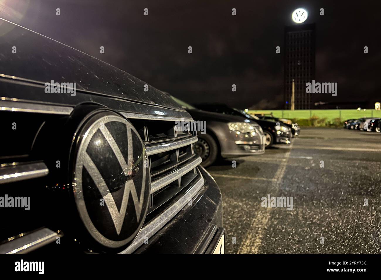 VW Volkswagen Werk Hauptzentrale Hochhaus am Abend a Wolfsburg *** grattacielo della sede centrale dello stabilimento VW Volkswagen in serata a Wolfsburg Foto Stock