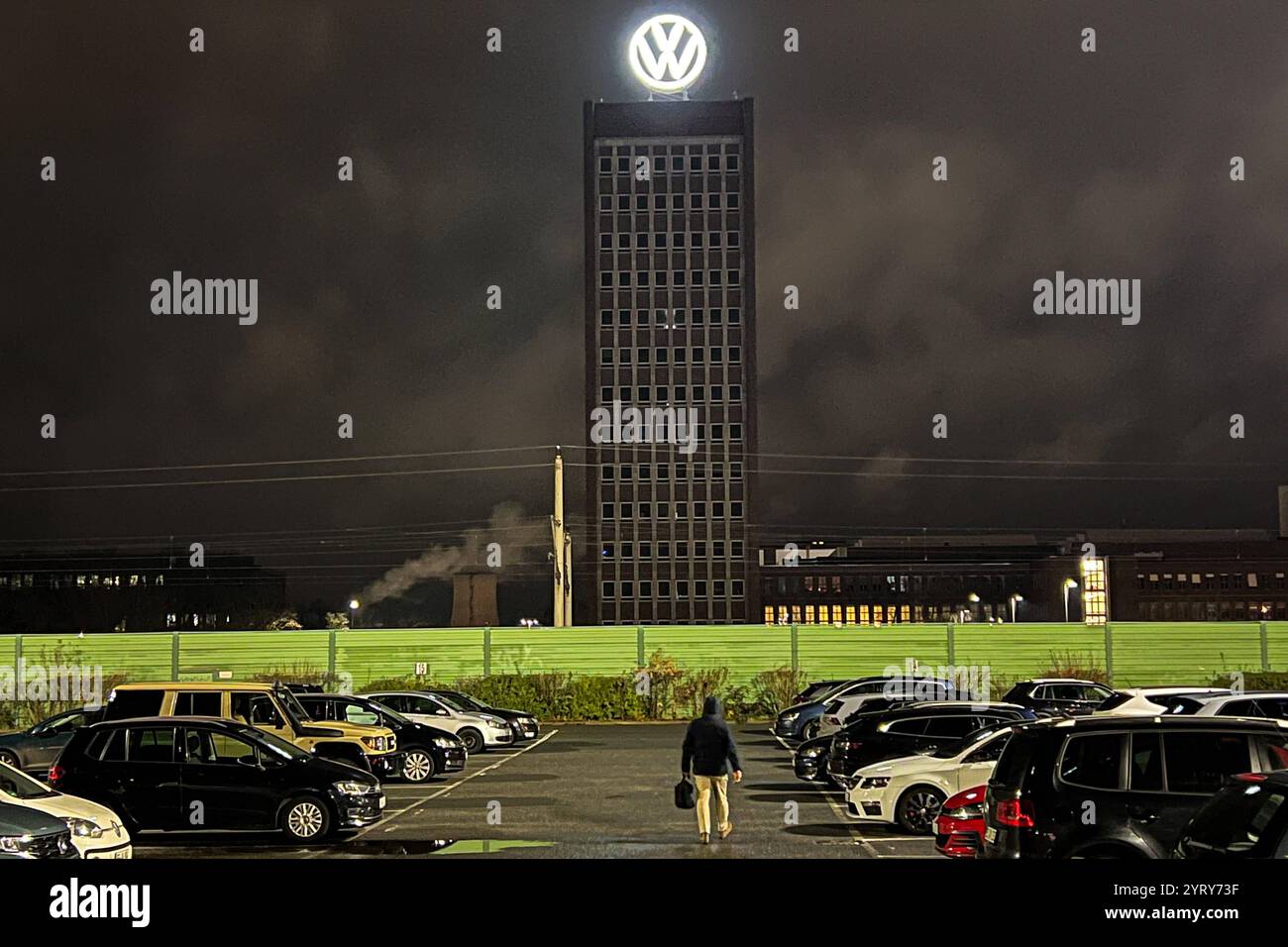 VW Volkswagen Werk Hauptzentrale Hochhaus am Abend a Wolfsburg *** grattacielo della sede centrale dello stabilimento VW Volkswagen in serata a Wolfsburg Foto Stock