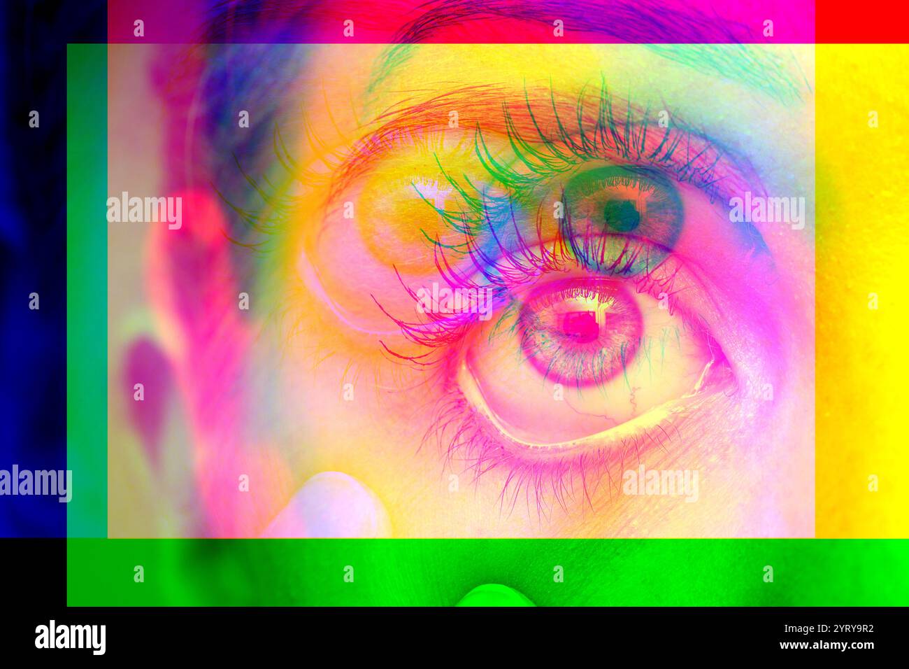Primo piano dell'occhio di una donna, con colori psichedelici vivaci e ciglia lunghe, che creano un effetto pop art sorprendente Foto Stock