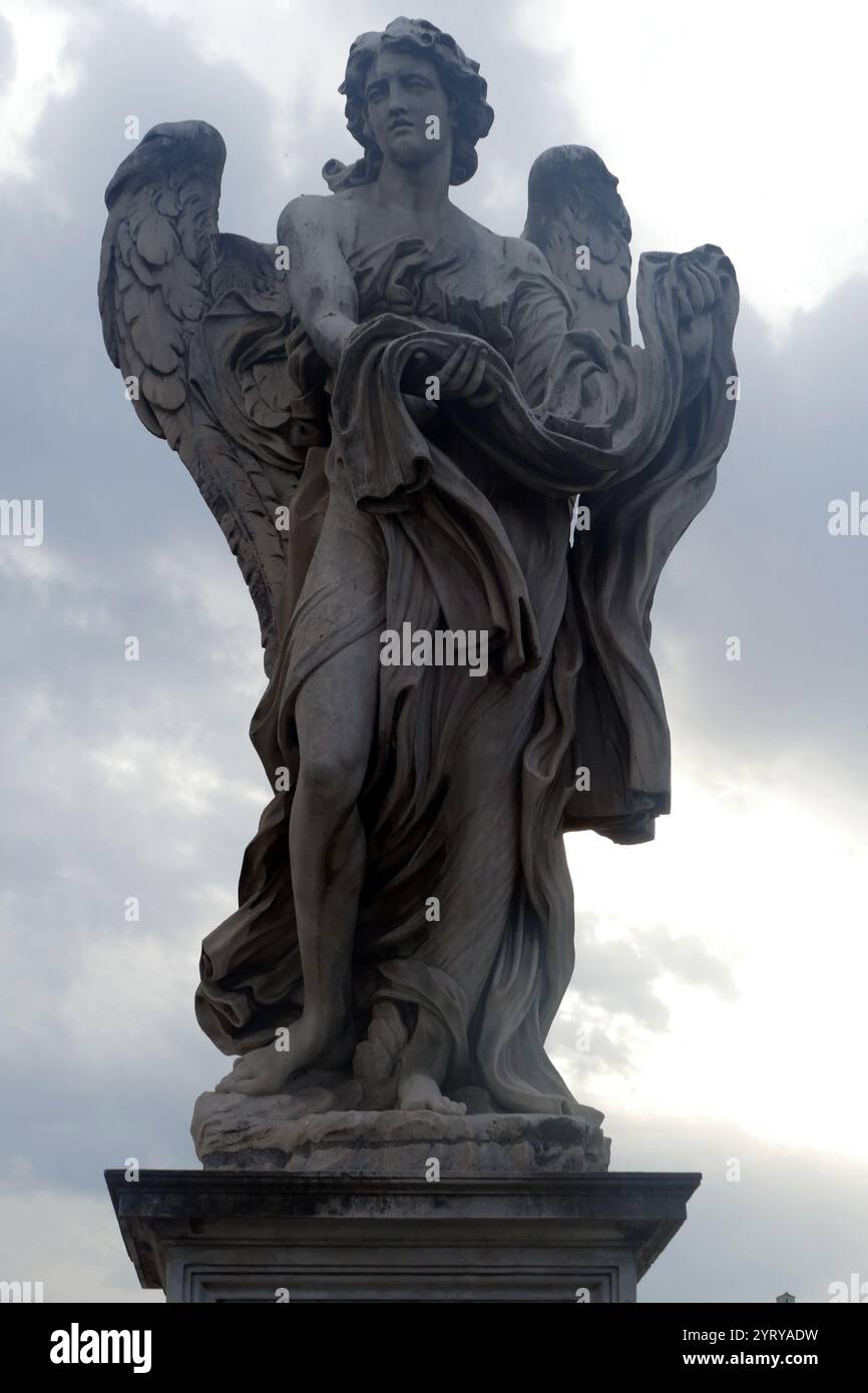 La scultura di un angelo sul Ponte Sant'angelo, un tempo ponte elio o Pons Aelius, che significa ponte di Adriano, è un ponte romano a Roma, in Italia Foto Stock