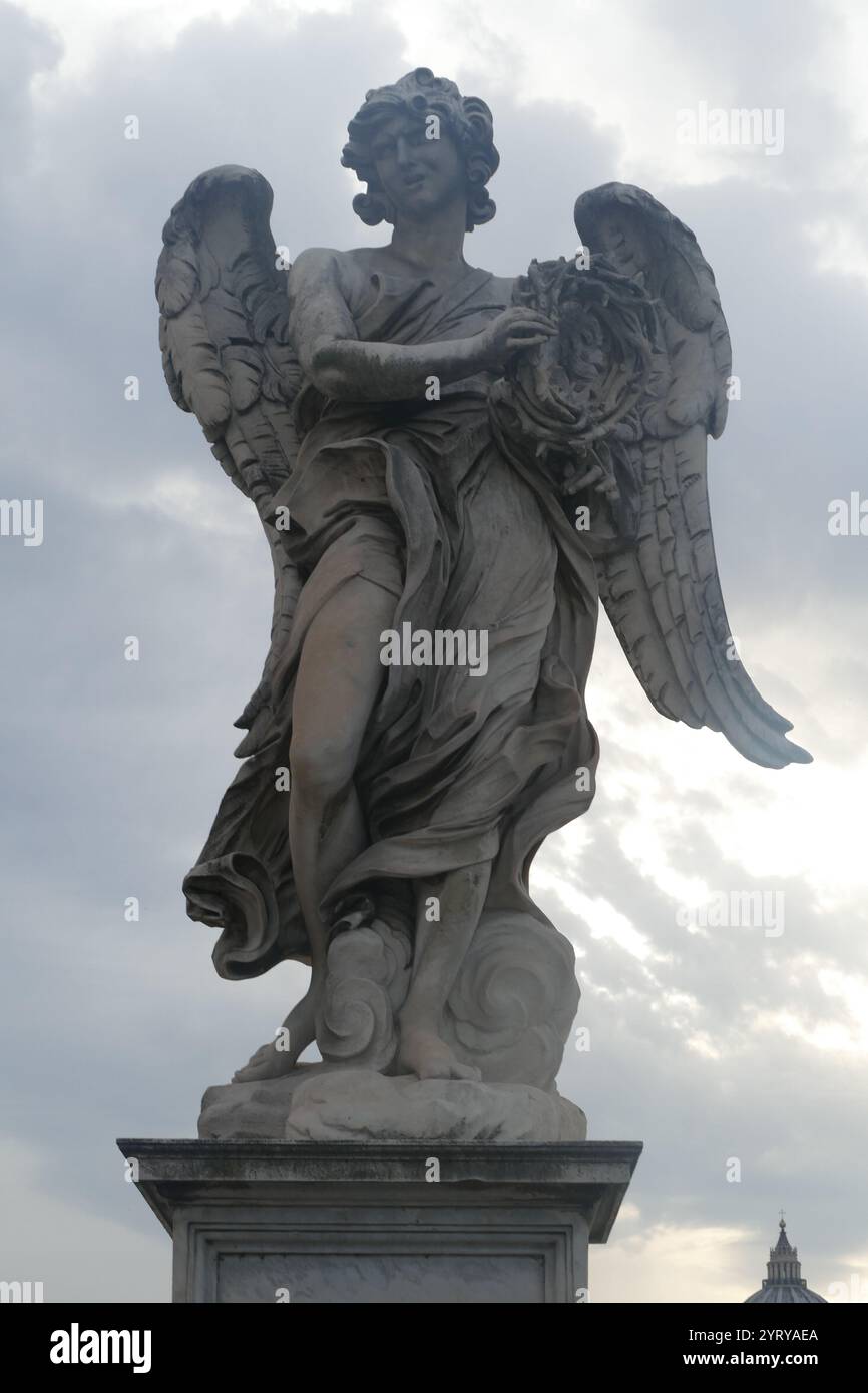 La scultura di un angelo sul Ponte Sant'angelo, un tempo ponte elio o Pons Aelius, che significa ponte di Adriano, è un ponte romano a Roma, in Italia Foto Stock