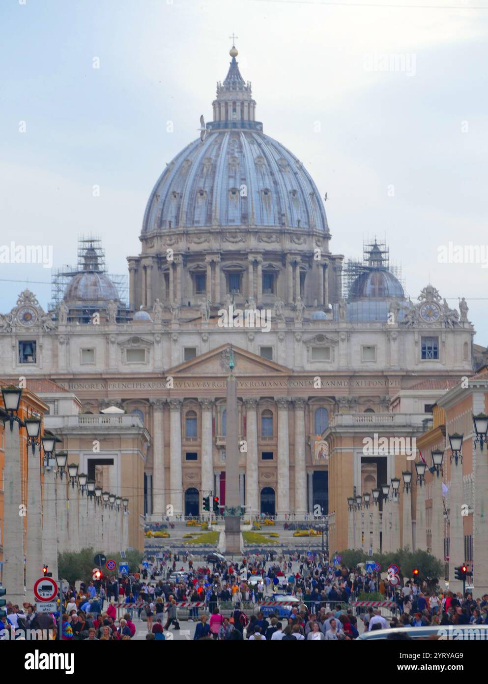 Basilica di San Pietro in Vaticano, completata il 18 novembre 1626. Progettato principalmente da Donato Bramante, Michelangelo, Carlo Maderno e Gian Lorenzo Bernini, Foto Stock