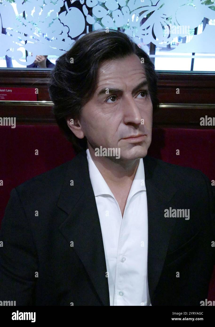 Figura in cera raffigurante Bernard-Henri Levy (nato nel 1948); intellettuale pubblico francese, personalità dei media e autore. Spesso indicato in Francia semplicemente come BHL. Fu uno dei leader del movimento "Nouveaux Philosophes" (nuovi filosofi) nel 1976 Foto Stock