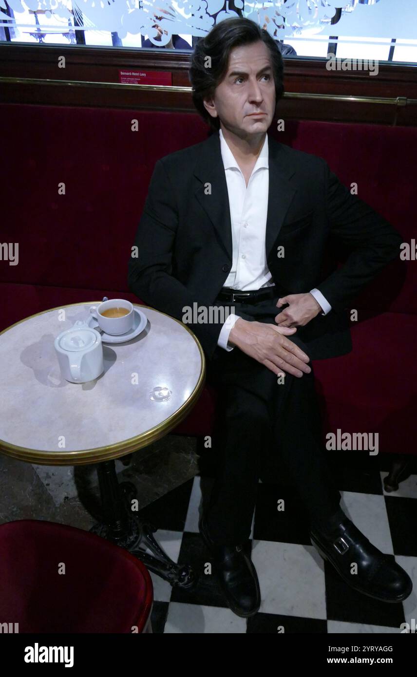 Figura in cera raffigurante Bernard-Henri Levy (nato nel 1948); intellettuale pubblico francese, personalità dei media e autore. Spesso indicato in Francia semplicemente come BHL. Fu uno dei leader del movimento "Nouveaux Philosophes" (nuovi filosofi) nel 1976 Foto Stock