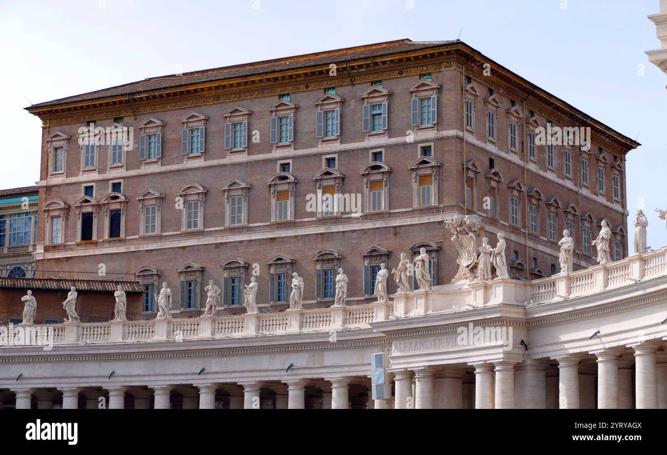 Gli Appartamenti Papali, gli appartamenti privati, statali e religiosi non ufficiali, del Palazzo Apostolico della città del Vaticano. Dal XVII secolo gli Appartamenti Papali sono stati la residenza ufficiale del Papa nella sua veste religiosa (come Sommo Pontefice). Prima del 1870, la residenza ufficiale del Papa nella sua veste temporale (come sovrano dello Stato Pontificio) era il Palazzo del Quirinale, che è ora la residenza ufficiale del Presidente della Repubblica Italiana. Gli Appartamenti Papali sono indicati in italiano da diversi termini, tra cui appartamento nobile e appartamento pontificio. Foto Stock