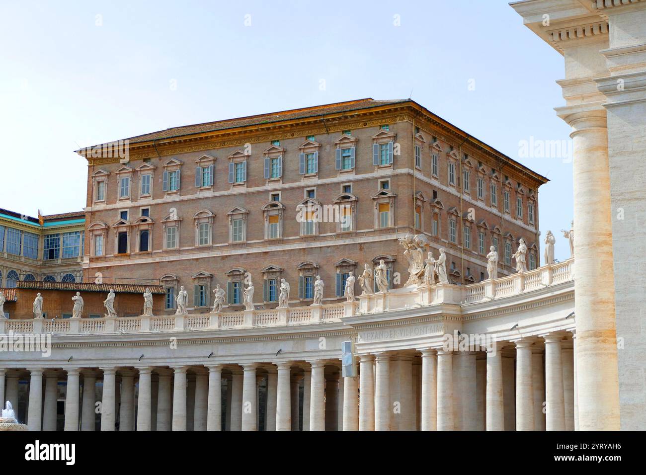 Gli Appartamenti Papali, gli appartamenti privati, statali e religiosi non ufficiali, del Palazzo Apostolico della città del Vaticano. Dal XVII secolo gli Appartamenti Papali sono stati la residenza ufficiale del Papa nella sua veste religiosa (come Sommo Pontefice). Prima del 1870, la residenza ufficiale del Papa nella sua veste temporale (come sovrano dello Stato Pontificio) era il Palazzo del Quirinale, che è ora la residenza ufficiale del Presidente della Repubblica Italiana. Gli Appartamenti Papali sono indicati in italiano da diversi termini, tra cui appartamento nobile e appartamento pontificio. Foto Stock