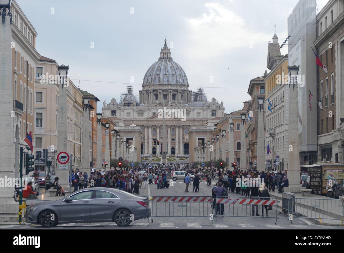 Basilica di San Pietro in Vaticano, completata il 18 novembre 1626. Progettato principalmente da Donato Bramante, Michelangelo, Carlo Maderno e Gian Lorenzo Bernini, Foto Stock
