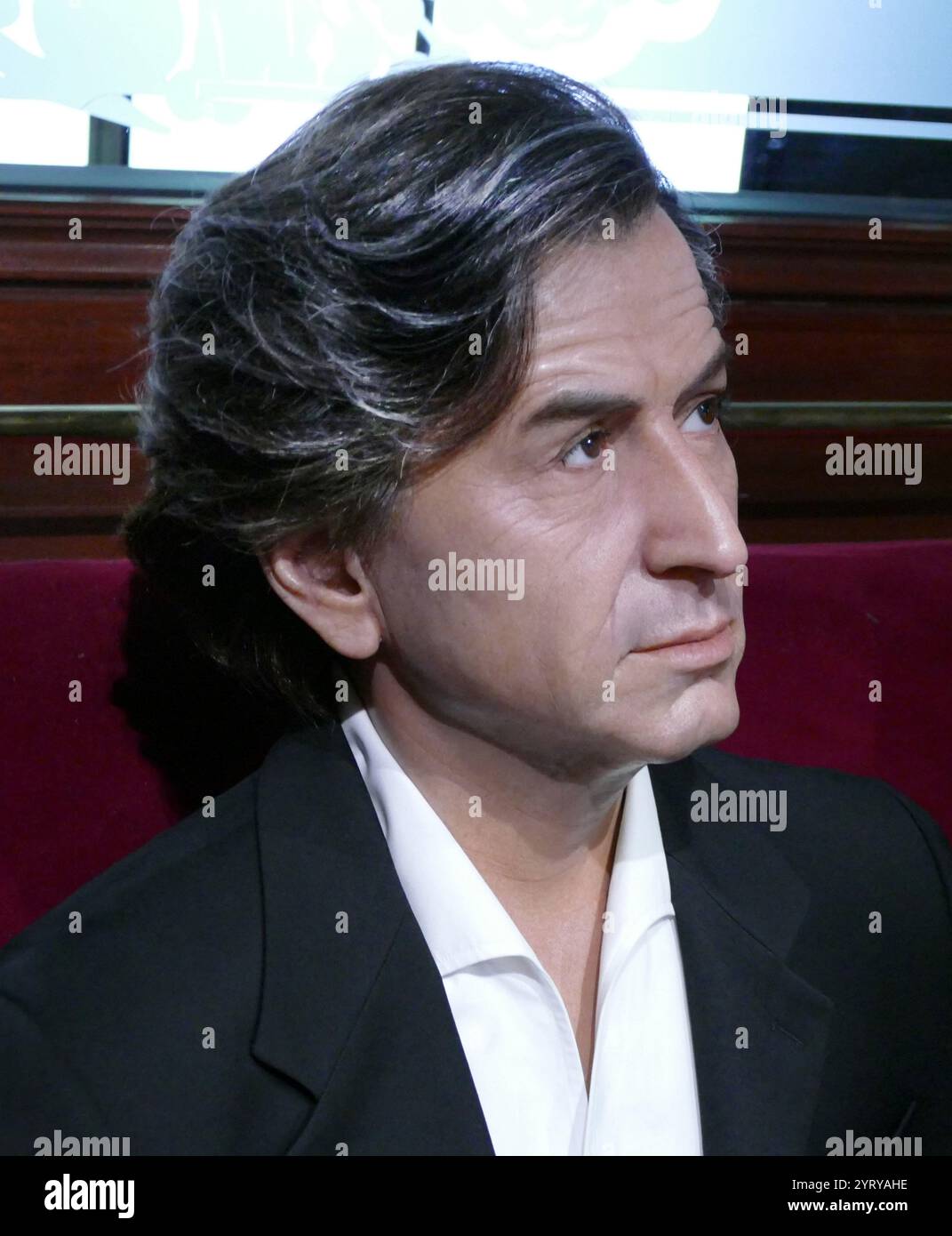 Figura in cera raffigurante Bernard-Henri Levy (nato nel 1948); intellettuale pubblico francese, personalità dei media e autore. Spesso indicato in Francia semplicemente come BHL. Fu uno dei leader del movimento "Nouveaux Philosophes" (nuovi filosofi) nel 1976 Foto Stock