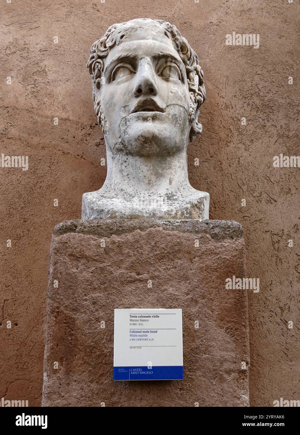 Testa maschile colossale, romana, marmo bianco II SECOLO d.C. Roma, Italia Foto Stock