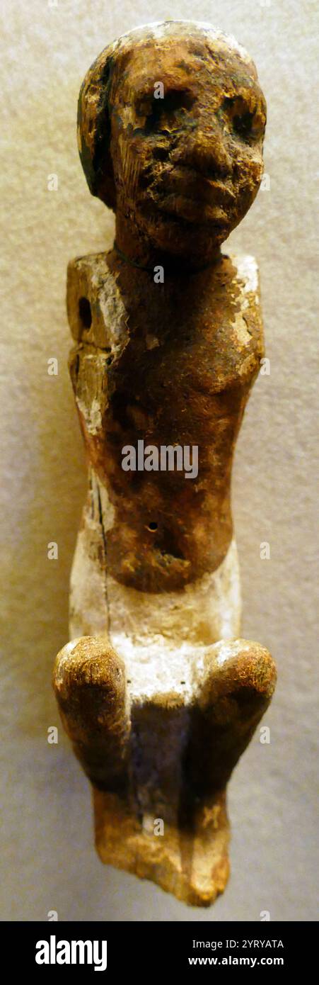 Figura in legno dipinto; egiziano, periodo del Medio Regno; raffigurante aspetti della vita quotidiana nell'antico Egitto. Il Medio Regno d'Egitto (noto anche come periodo di riunificazione) è il periodo nella storia dell'antico Egitto che segue un periodo di divisione politica noto come primo periodo intermedio. Durò dal 2050 a.C. circa al 1710 a.C. circa, dalla riunificazione dell'Egitto sotto il regno di Mentuhotep II dell'XI dinastia alla fine della XII dinastia. Foto Stock