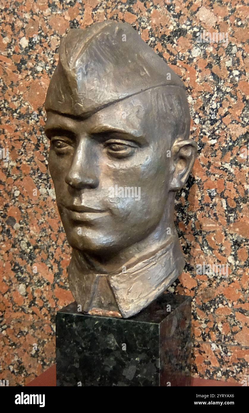 SOLDIER N.N. MUKHATAEV , 1991, DI G.A. KIRSANOV. Fusione in bronzo. Museo centrale della grande Guerra Patriottica, Mosca, Russia Foto Stock