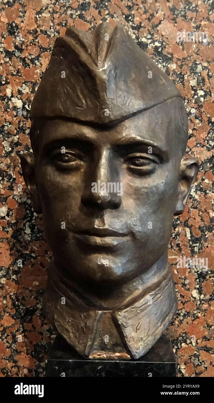 SOLDIER N.N. MUKHATAEV , 1991, DI G.A. KIRSANOV. Fusione in bronzo. Museo centrale della grande Guerra Patriottica, Mosca, Russia Foto Stock