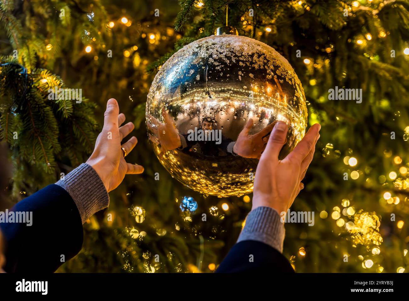 Decorazione dell'albero di Natale dorato con riflessi su un albero festivo. Foto Stock