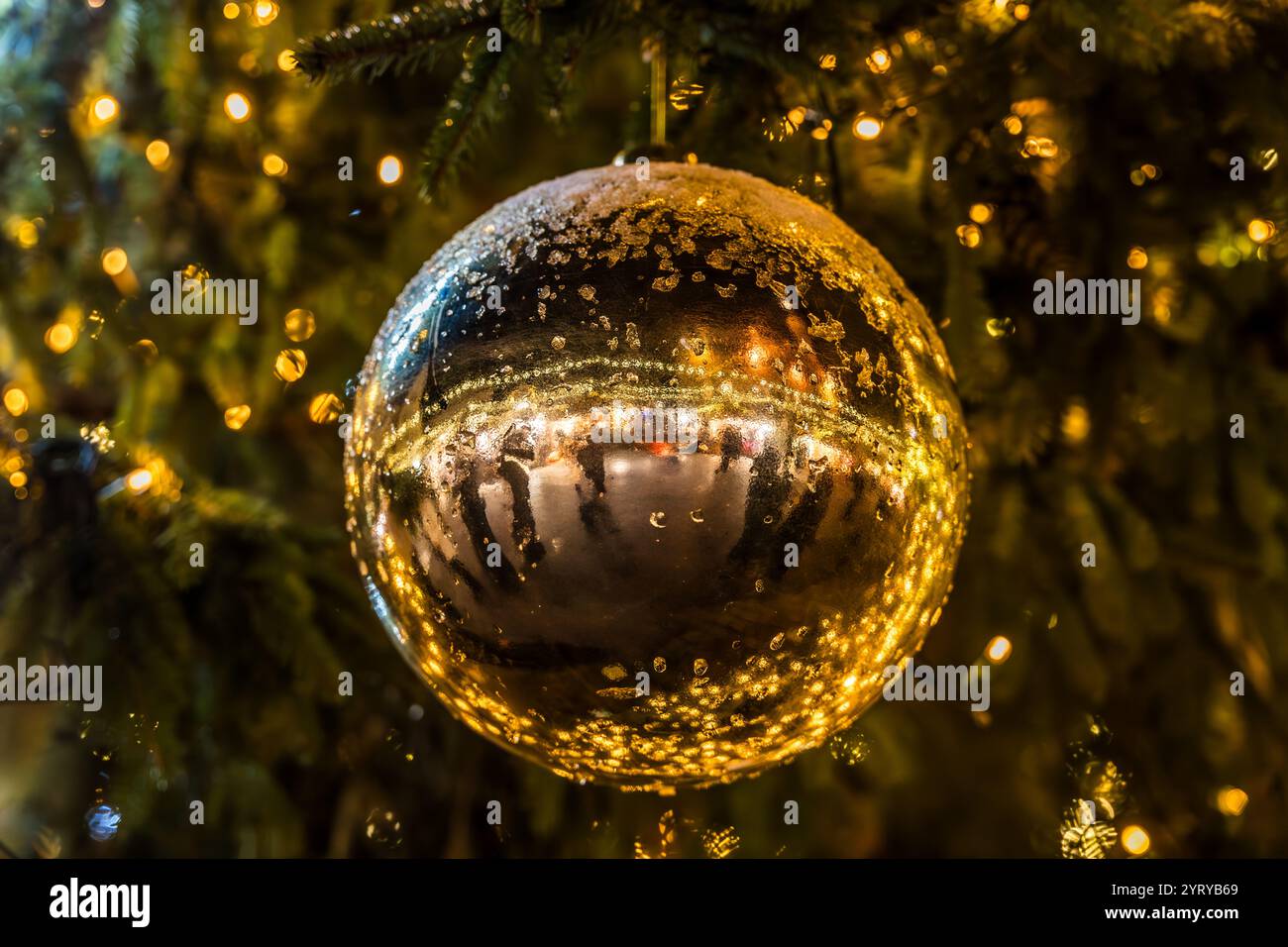 Decorazione dell'albero di Natale dorato con riflessi su un albero festivo. Foto Stock