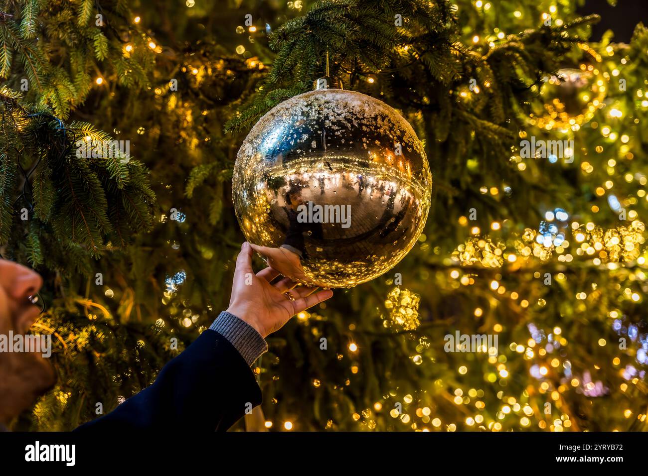 Decorazione dell'albero di Natale dorato con riflessi su un albero festivo. Foto Stock