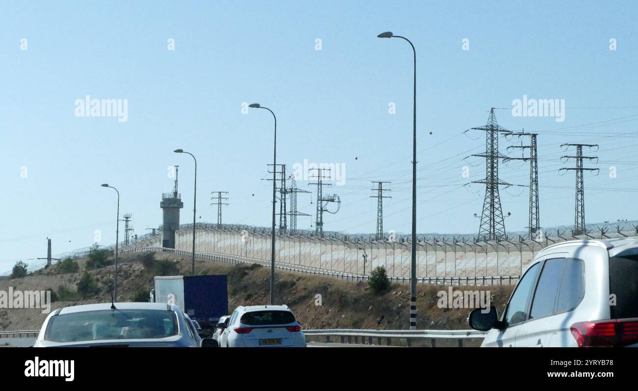 La barriera o muro della Cisgiordania israeliana; una barriera di separazione in Cisgiordania o lungo la linea verde. Israele la considera una barriera di sicurezza contro il terrorismo. La barriera è stata costruita durante la seconda Intifada, iniziata nel settembre 2000, ed è stata difesa dal governo israeliano come necessario per fermare l'ondata di violenza all'interno di Israele che la rivolta aveva portato con sé Foto Stock