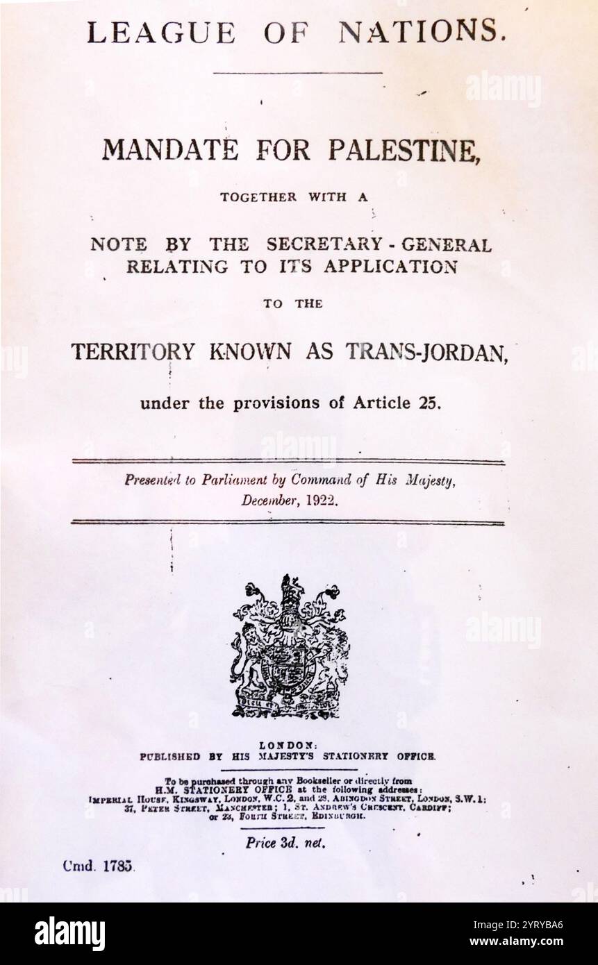 British Command Paper 1785, dicembre 1922, contenente il mandato per la Palestina e il memorandum della Transgiordania. Il mandato britannico per la Palestina (valido dal 29 settembre 1923 al 15 maggio 1948) è stato un mandato della società delle Nazioni per i territori della Palestina, nel quale doveva essere istituita la "casa nazionale per il popolo ebraico" della dichiarazione Balfour, e la Transgiordania, un emirato arabo separato, entrambi concessi dall'Impero ottomano dopo la prima guerra mondiale. il progetto fu formalmente confermato dal Consiglio della società delle Nazioni il 24 luglio 1922 ed entrò in vigore il 29 settembre 1923, con Foto Stock