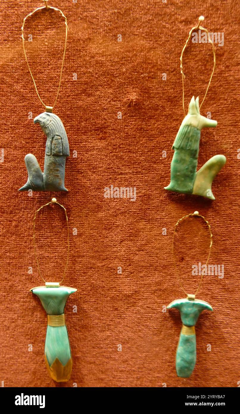 Amuleti di fedeltà per la protezione nell'aldilà. Antico Egitto, periodo del Medio Regno; raffigurante aspetti della vita quotidiana nell'antico Egitto. Il Medio Regno d'Egitto (noto anche come periodo di riunificazione) è il periodo nella storia dell'antico Egitto che segue un periodo di divisione politica noto come primo periodo intermedio. Durò dal 2050 a.C. circa al 1710 a.C. circa, dalla riunificazione dell'Egitto sotto il regno di Mentuhotep II dell'XI dinastia alla fine della XII dinastia. Foto Stock