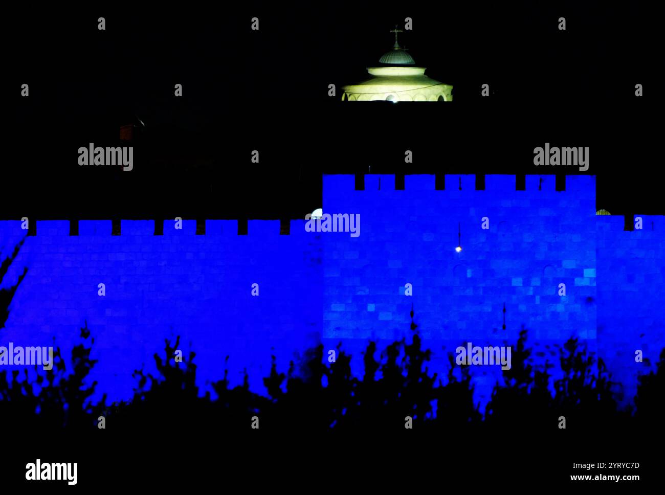 Le mura di Gerusalemme circondano la città Vecchia di Gerusalemme. Nel 1535, quando Gerusalemme faceva parte dell'Impero ottomano, Solimano i ordinò la ricostruzione delle mura della città in rovina. Il lavoro durò circa quattro anni, tra il 1537 e il 1541. La lunghezza delle mura è di 4.018 metri (2,4966 miglia). Nel 1981, le mura di Gerusalemme sono state aggiunte, nella lista dei siti patrimonio dell'umanità dell'UNESCO Foto Stock