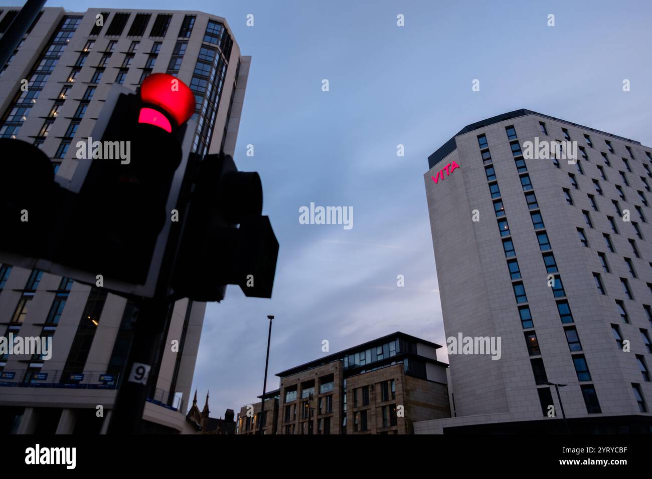 Leeds Inghilterra: 3 giugno 2024: Edificio vita Student e semaforo rosso. Paesaggio urbano serale con semafori e moderno edificio Foto Stock