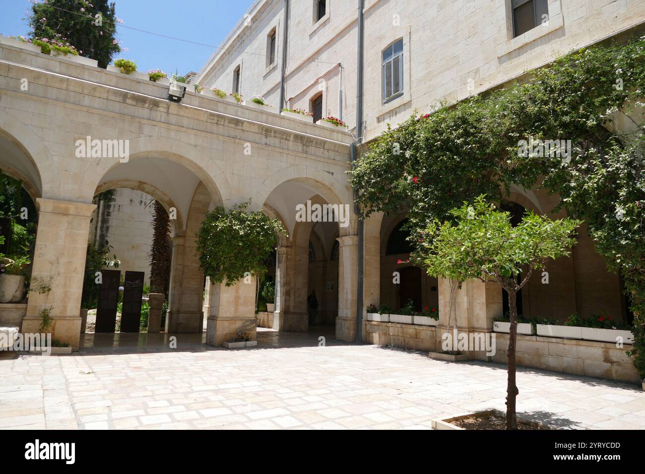 La Chiesa della Flagellazione è una chiesa cattolica romana e sito di pellegrinaggio cristiano situata nel quartiere musulmano della città vecchia di Gerusalemme. Secondo la tradizione, la chiesa custodisce il luogo in cui Gesù Cristo fu frustato dai soldati romani prima del suo viaggio lungo la via dolorosa fino al Calvario. Giuseppe testimonia che i governatori romani eseguirono i loro giudizi sul marciapiede immediatamente fuori di esso, e fecero fustigare i colpevoli. La chiesa originale fu costruita dai Crociati. L'attuale chiesa fu completata tra il 1928-29 e fu una ricostruzione completa, eseguita Foto Stock