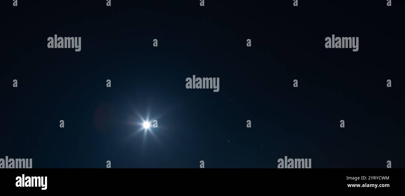 Luna piena luminosa nel cielo stellato Foto Stock