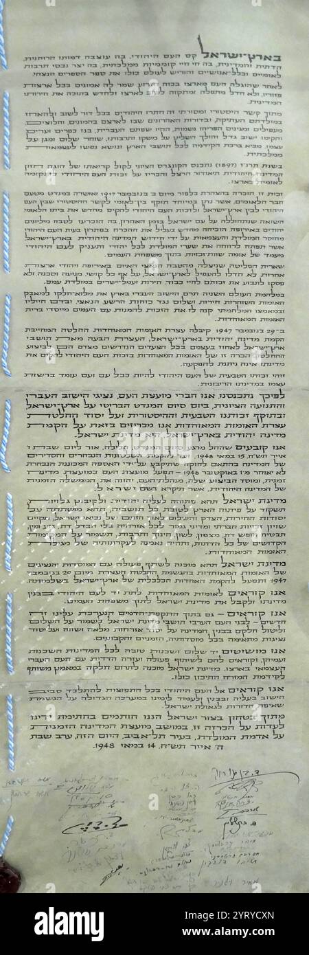 Copia della dichiarazione d'indipendenza israeliana, proclamata il 14 maggio 1948 da David Ben-Gurion, capo esecutivo dell'Organizzazione sionista Mondiale. Dichiarò l'istituzione di uno Stato ebraico a Eretz-Israele, noto come Stato di Israele, che sarebbe entrato in vigore alla fine del mandato britannico a mezzanotte di quel giorno Foto Stock