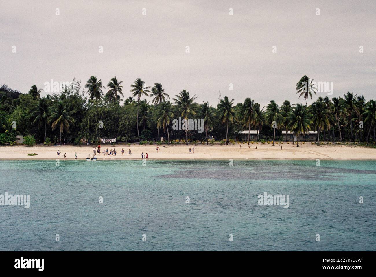 Vista dell'isola Nanuya Lailai, una delle isole Yasawa delle Figi, vista dal mare. L'isola ha una spiaggia di sabbia e palme. Fotografia d'archivio scattata nel 1991. Foto Stock