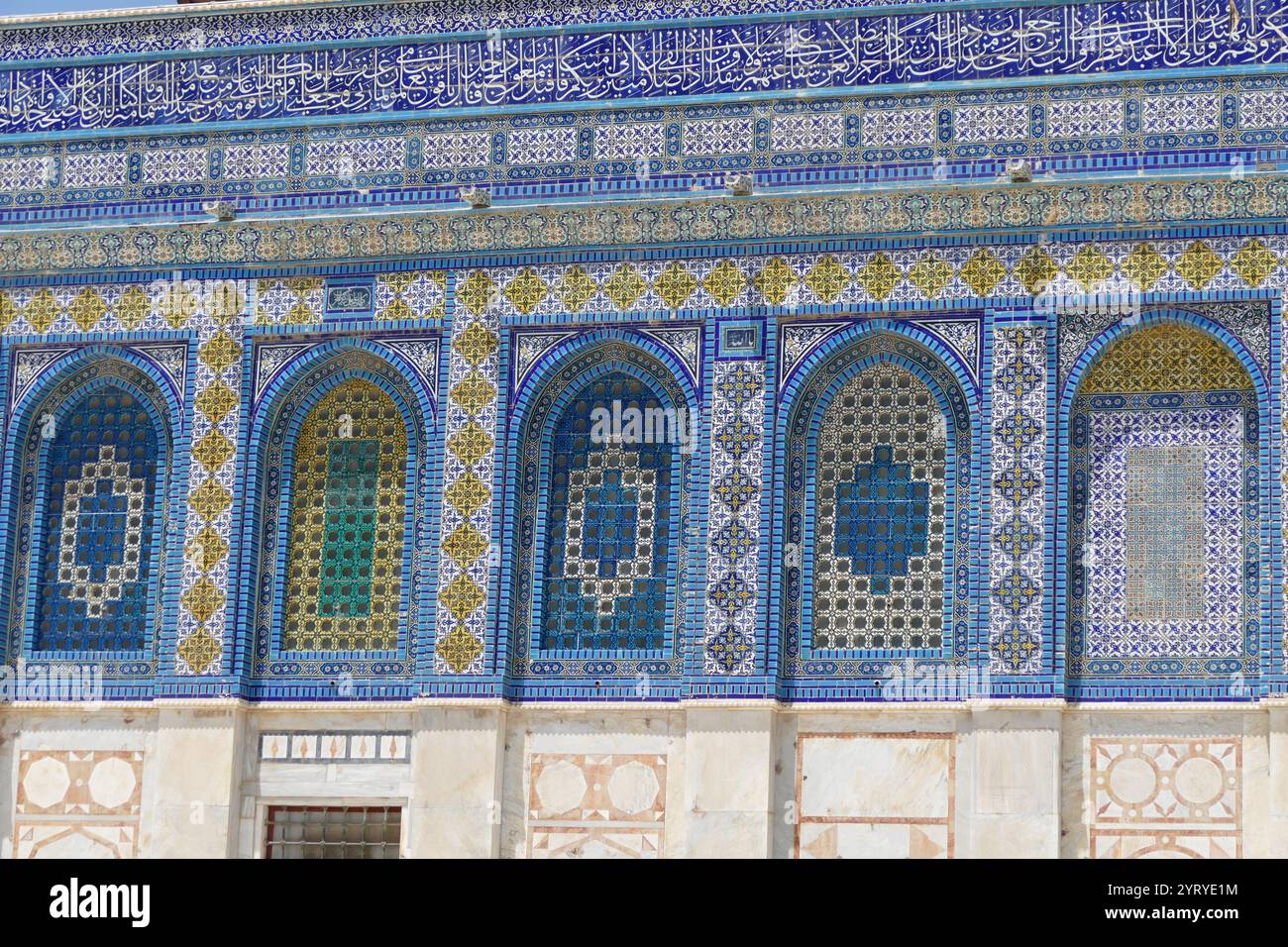La Cupola della roccia, (Qubbat al-Sakhrah), sul Monte del Tempio nella città vecchia di Gerusalemme. Inizialmente completato nel 691 d.C. per ordine del califfo omayyade Abd al-Malik. Costruito sul sito del tempio romano di Giove Capitolinus, che a sua volta era stato costruito sul sito del secondo tempio ebraico, distrutto durante l'assedio romano di Gerusalemme nel 70 d.C. La cupola originale crollò nel 1015 e fu ricostruita nel 1022-23. La Cupola della roccia è nel suo nucleo una delle più antiche opere esistenti di architettura islamica. Il grande significato del sito per i musulmani è la convinzione che il Nigh del profeta Maometto Foto Stock
