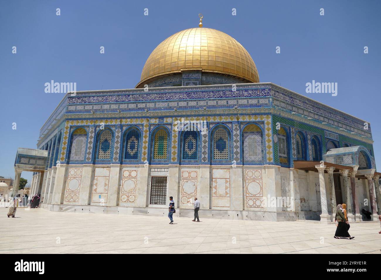 La Cupola della roccia, (Qubbat al-Sakhrah), sul Monte del Tempio nella città vecchia di Gerusalemme. Inizialmente completato nel 691 d.C. per ordine del califfo omayyade Abd al-Malik. Costruito sul sito del tempio romano di Giove Capitolinus, che a sua volta era stato costruito sul sito del secondo tempio ebraico, distrutto durante l'assedio romano di Gerusalemme nel 70 d.C. La cupola originale crollò nel 1015 e fu ricostruita nel 1022-23. La Cupola della roccia è nel suo nucleo una delle più antiche opere esistenti di architettura islamica. Il grande significato del sito per i musulmani è la convinzione che il Nigh del profeta Maometto Foto Stock
