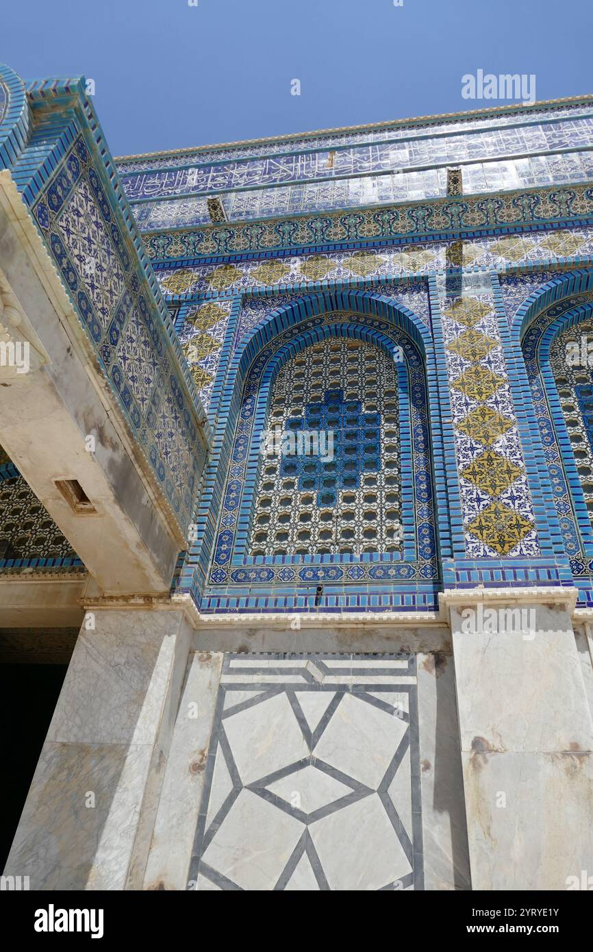 La Cupola della roccia, (Qubbat al-Sakhrah), sul Monte del Tempio nella città vecchia di Gerusalemme. Inizialmente completato nel 691 d.C. per ordine del califfo omayyade Abd al-Malik. Costruito sul sito del tempio romano di Giove Capitolinus, che a sua volta era stato costruito sul sito del secondo tempio ebraico, distrutto durante l'assedio romano di Gerusalemme nel 70 d.C. La cupola originale crollò nel 1015 e fu ricostruita nel 1022-23. La Cupola della roccia è nel suo nucleo una delle più antiche opere esistenti di architettura islamica. Il grande significato del sito per i musulmani è la convinzione che il Nigh del profeta Maometto Foto Stock