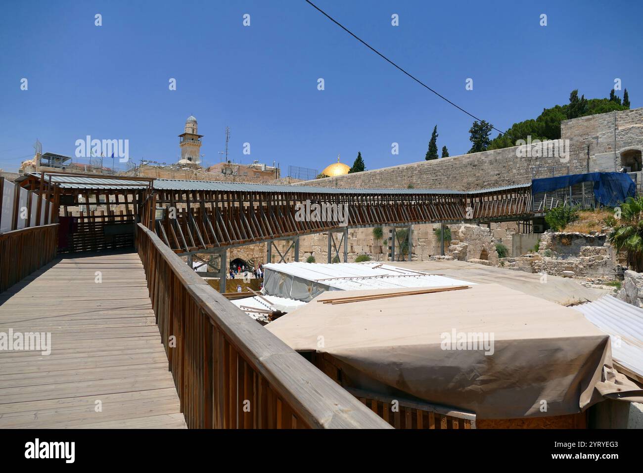 Rampa di legno che conduce alla Cupola della roccia, (Qubbat al-Sakhrah), sul Monte del Tempio nella città vecchia di Gerusalemme. Inizialmente completato nel 691 d.C. per ordine del califfo omayyade Abd al-Malik. Costruito sul sito del tempio romano di Giove Capitolinus, che a sua volta era stato costruito sul sito del secondo tempio ebraico, distrutto durante l'assedio romano di Gerusalemme nel 70 d.C. La cupola originale crollò nel 1015 e fu ricostruita nel 1022-23. La Cupola della roccia è nel suo nucleo una delle più antiche opere esistenti di architettura islamica. Il grande significato del sito per i musulmani è la convinzione che il Foto Stock