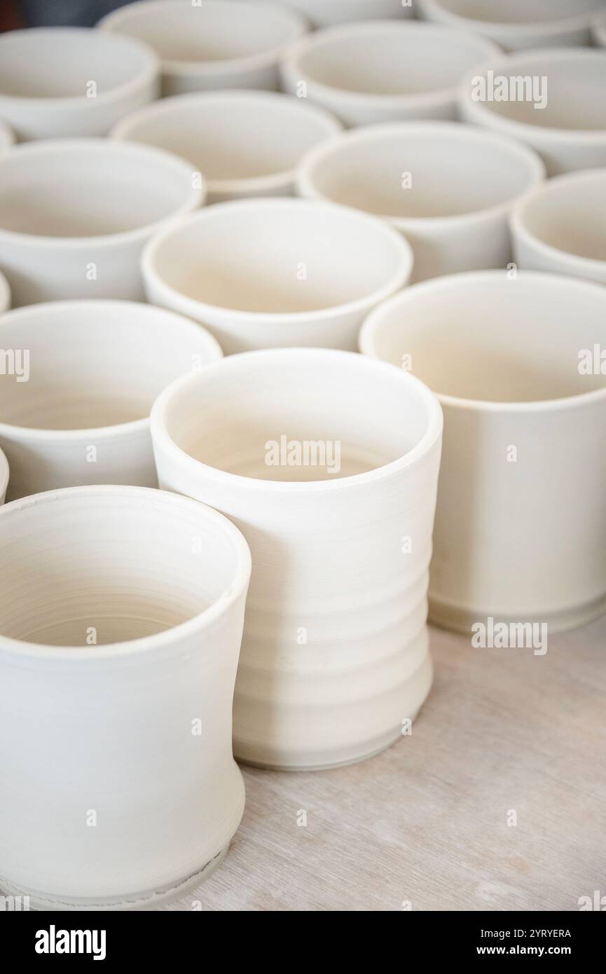 Modellare le mani sull'argilla su una ruota di ceramica, mettendo in risalto l'artigianato tradizionale, l'arte della ceramica e la produzione artigianale di ceramiche. Foto Stock