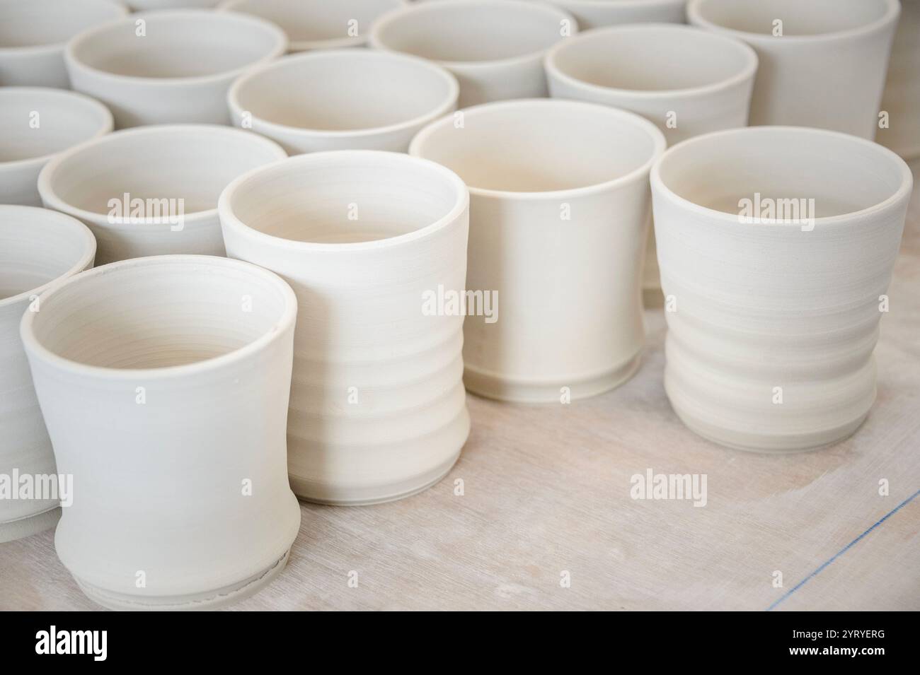 Modellare le mani sull'argilla su una ruota di ceramica, mettendo in risalto l'artigianato tradizionale, l'arte della ceramica e la produzione artigianale di ceramiche. Foto Stock