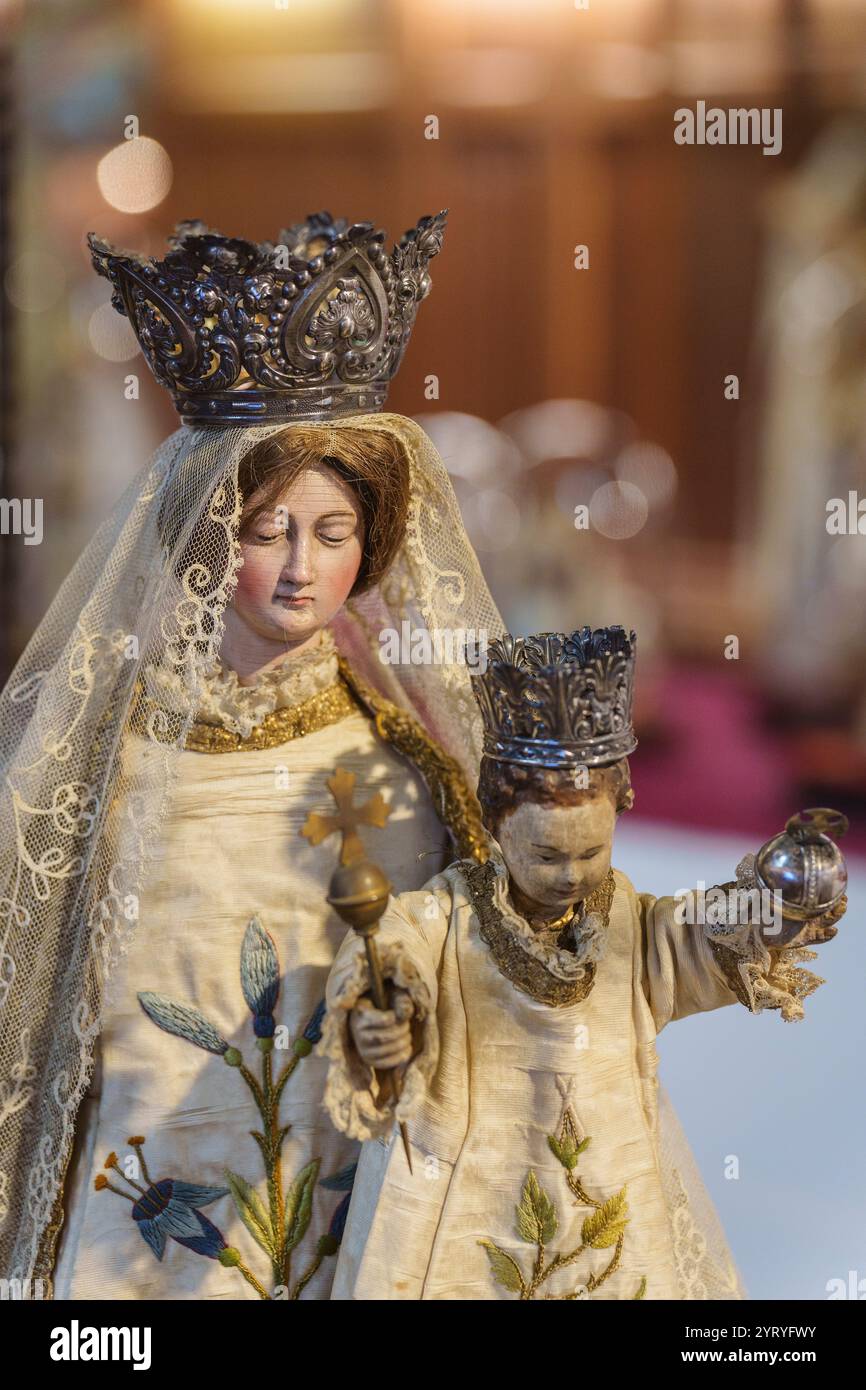 Dettaglio di un'antica statua religiosa raffigurante la Vergine Maria con Gesù bambino, enfatizzando l'arte sacra, il patrimonio culturale e la devozione storica. Foto Stock
