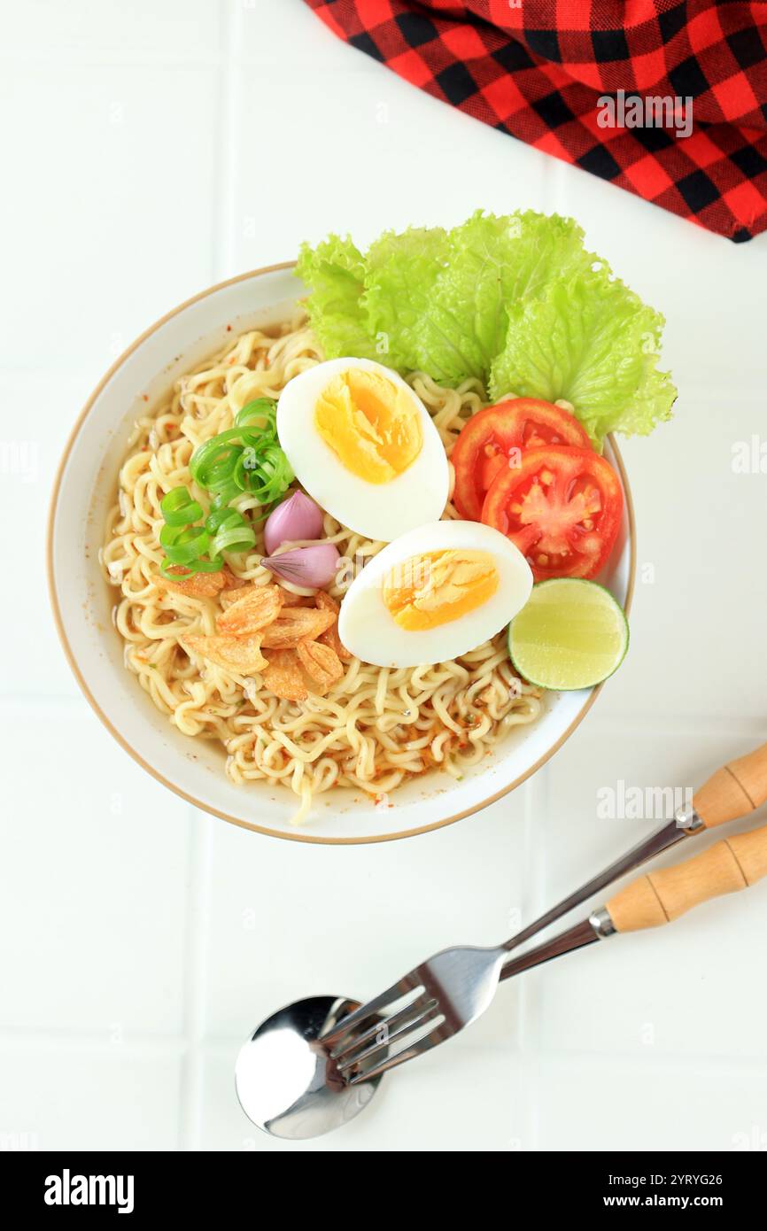 Top View mie Kuah Telur o Instant Noodle Soup servita su White Bowl, Copy Space for Text Foto Stock