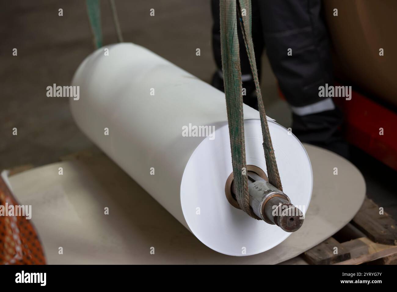 Rotolo di carta per la produzione di carta da parati. Foto Stock