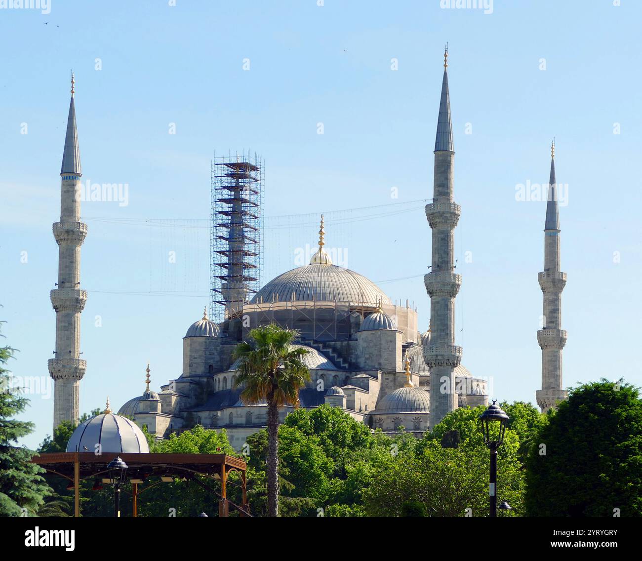 La Moschea del Sultano Ahmed o Moschea del Sultano Ahmet, a Istanbul, Turchia. La Moschea Blu, come è popolarmente conosciuta, fu costruita tra il 1609 e il 1616 durante il dominio di Ahmed I.. Foto Stock