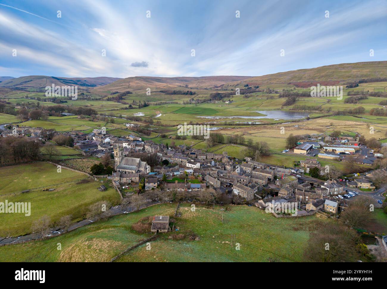 Hawes nel primo inverno del pomeriggio guardando dal lato sud verso Staggs Fell. North Yorkshire, Regno Unito. Foto Stock