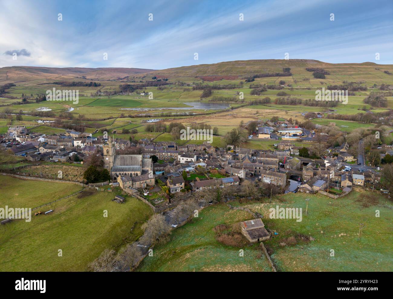 Hawes nel primo inverno del pomeriggio guardando dal lato sud verso Staggs Fell. North Yorkshire, Regno Unito. Foto Stock