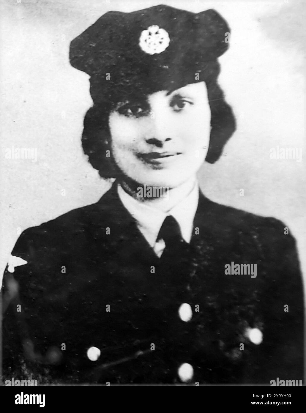 Noor Inayat Khan (1914?1944), agente speciale alleato nella seconda guerra mondiale. Ha prestato servizio nel SOE (Special Operations Executive). Come agente SOE sotto il nome in codice Madeleine divenne il primo operatore wireless donna ad essere inviato dal Regno Unito nella Francia occupata per aiutare la resistenza francese durante la seconda guerra mondiale. Inayat Khan fu catturato dopo essere stato tradito e giustiziato nel campo di concentramento di Dachau. Foto Stock