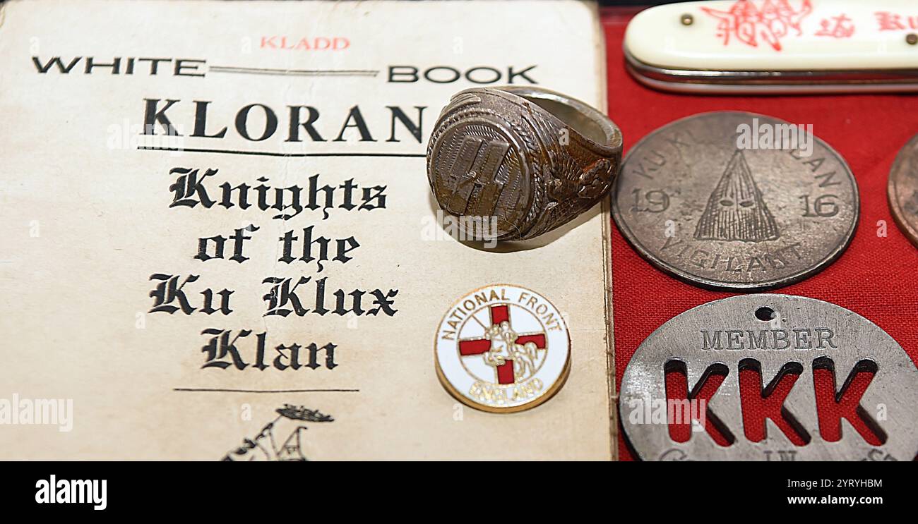 Simboli del Ku Klux Klan (KKK o Klan), un gruppo di odio suprematista bianco americano i cui obiettivi primari sono gli afroamericani Foto Stock