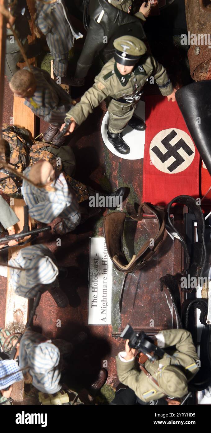 Modello che mostra il comandante nazista in un campo di sterminio che giustizia prigionieri ebrei. Intorno al 1945 Foto Stock