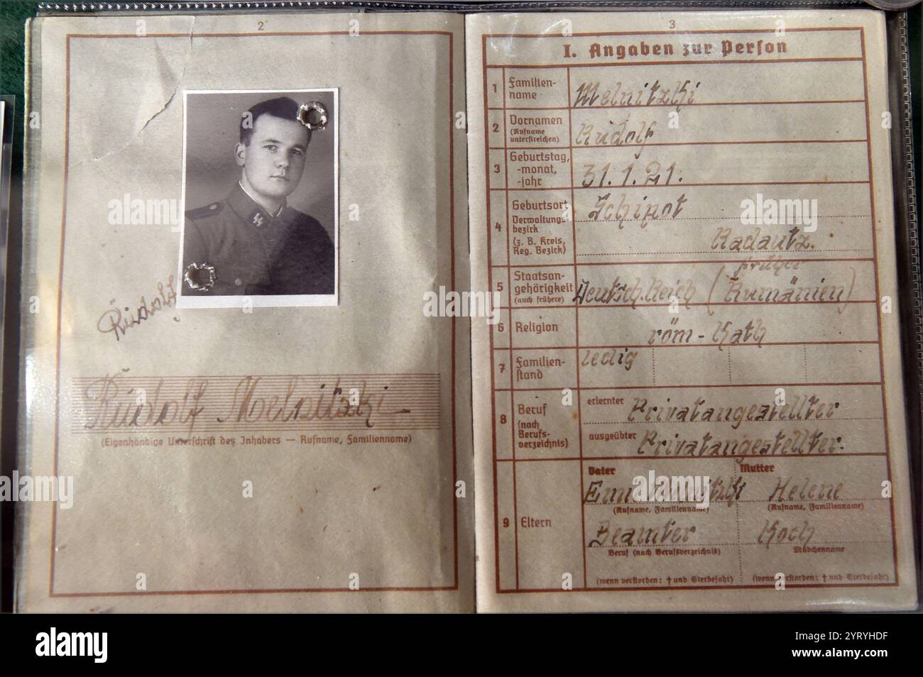 Documento di identità nazista tedesco utilizzato da un soldato in un campo di morte durante la seconda guerra mondiale. Foto Stock