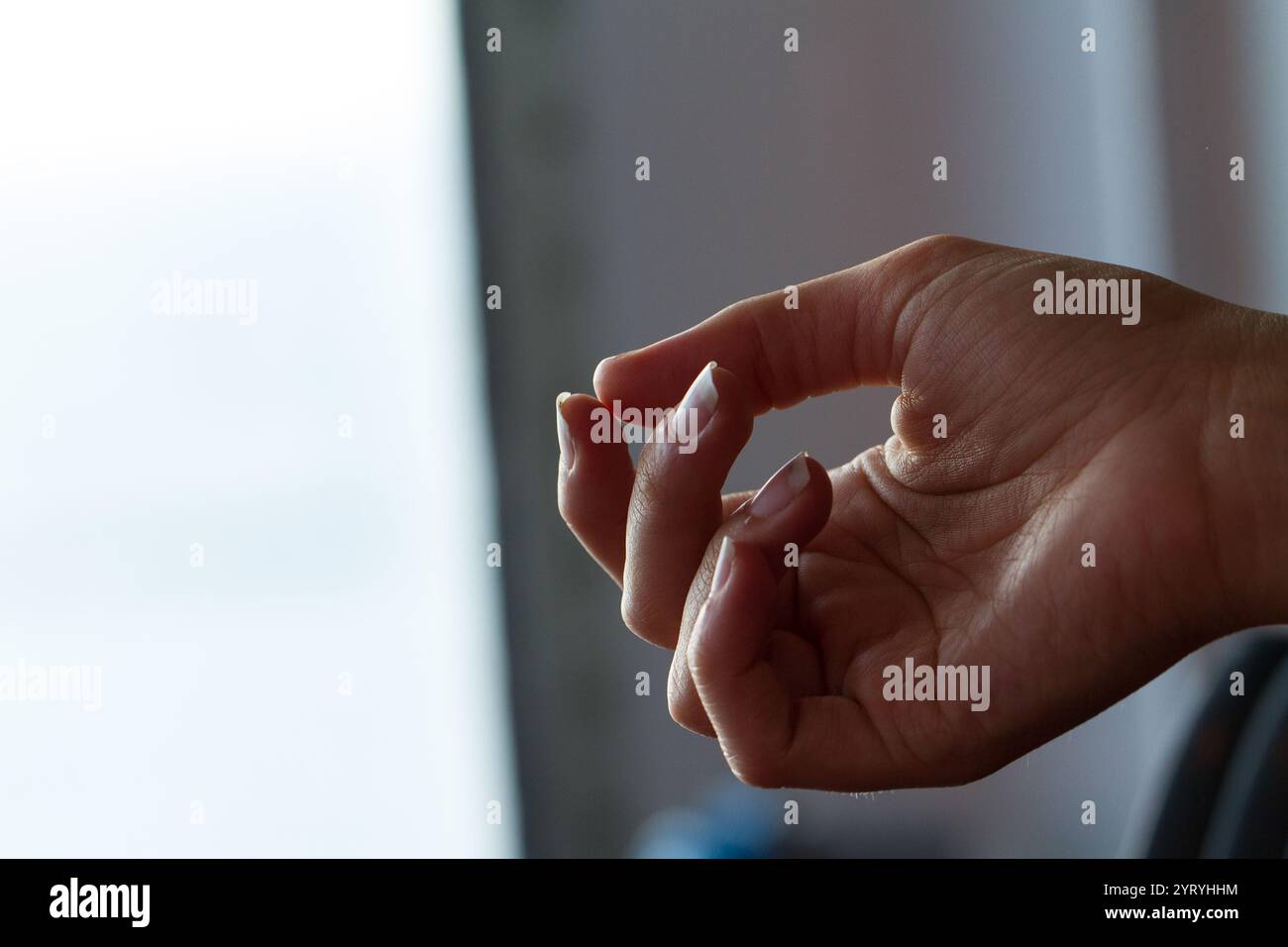 Donna che pratica yoga e fa gesto di mudra gyan con le dita, promuovendo saggezza e crescita spirituale Foto Stock