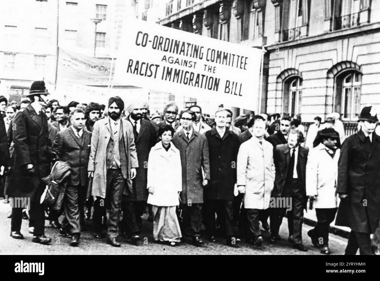 Dimostrazione contro la legge sull'immigrazione del 1962, con Vishnu Sharma (quinto da sinistra) e Ernie Roberts, deputato (sesto da sinistra) Foto Stock